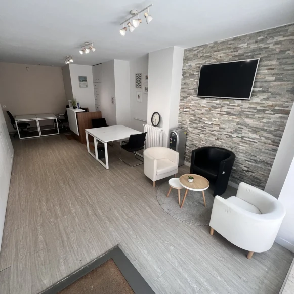 Bureau privé 14 m² 4 postes Location bureau Rue des Colonels Renard Paris 75017 - photo 2