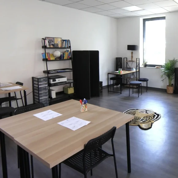 Open Space  15 postes Location bureau Avenue Jean Bouin L'Isle-sur-la-Sorgue 84800 - photo 1