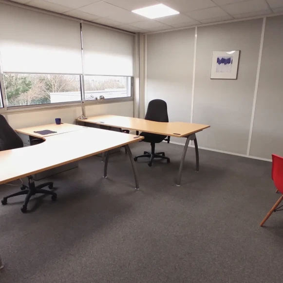 Bureau privé 21 m² 3 postes Location bureau Chemin de la Crabe Toulouse 31300 - photo 1