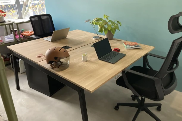 Open Space - 93100 - 3 postes - 230€