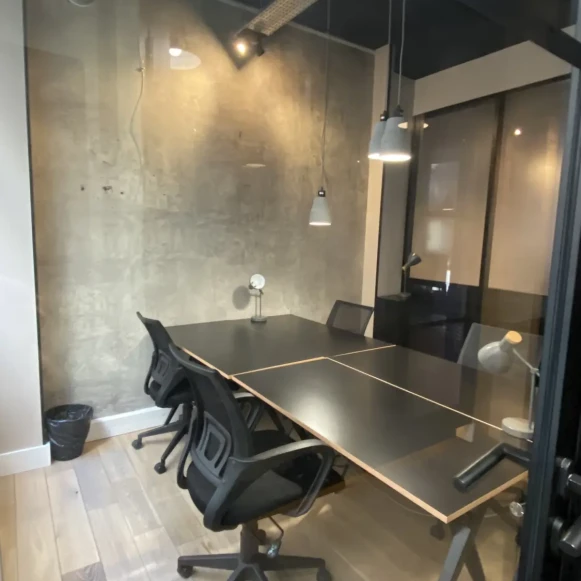 Bureau privé 14 m² 4 postes Location bureau Rue d'Amsterdam Paris 75008 - photo 1