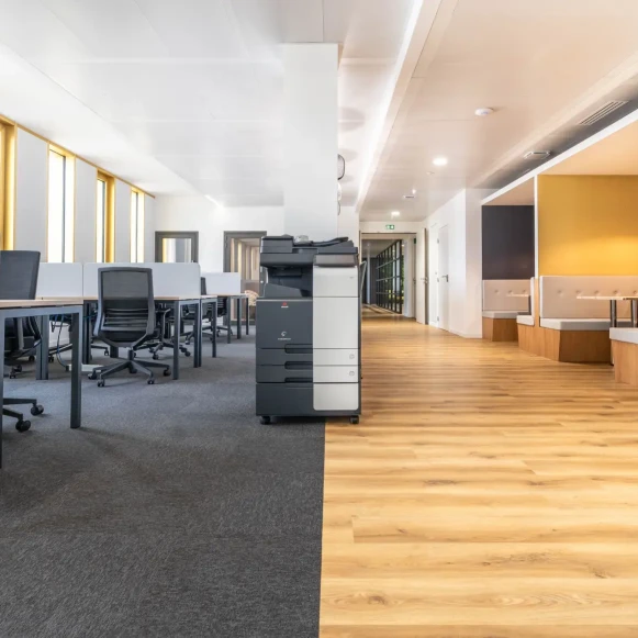 Open Space  4 postes Location bureau Chemin de l'Arénas Nice 06200 - photo 1