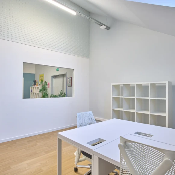Bureau privé 16 m² 6 postes Coworking Cour des Cigarières Strasbourg 67000 - photo 2