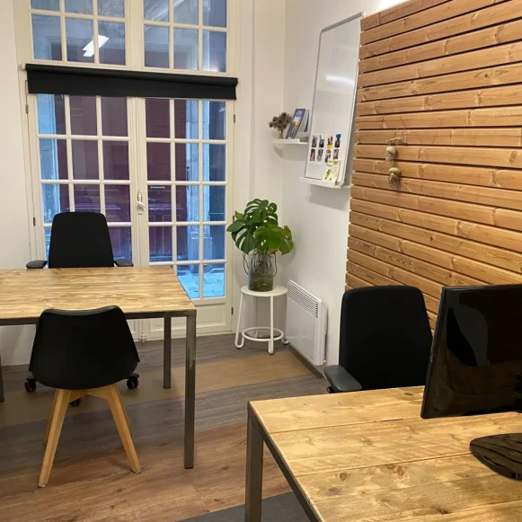 Bureau privé 9 m² 4 postes Coworking Rue du Cloître Saint-Merri Paris 75004 - photo 1