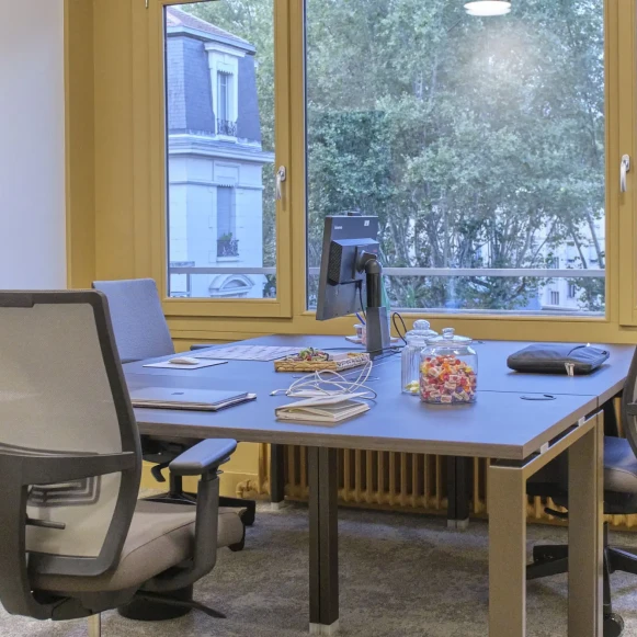 Bureau privé 14 m² 3 postes Location bureau Rue Duquesne Lyon 69006 - photo 1