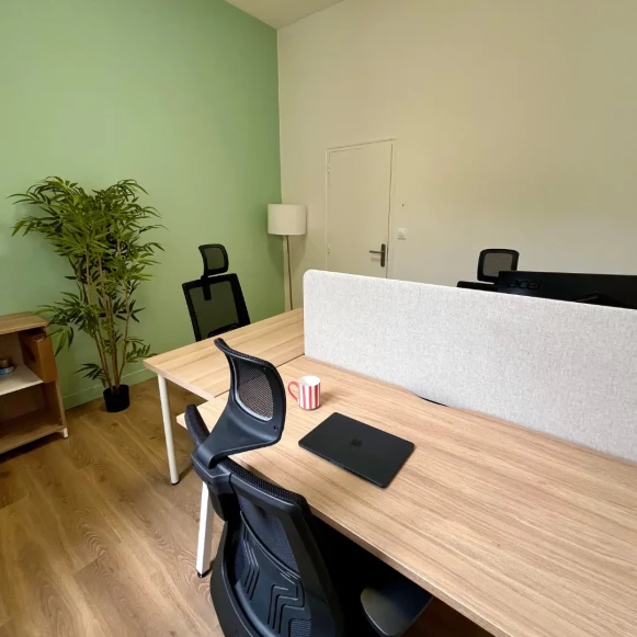 Bureau privé 12 m² 3 postes Location bureau Cours Saint-Louis Bordeaux 33300 - photo 2