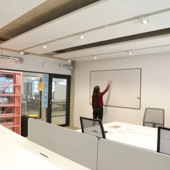 Bureau privé 28 m² 7 postes Coworking Boulevard Voltaire Paris 75011 - photo 2