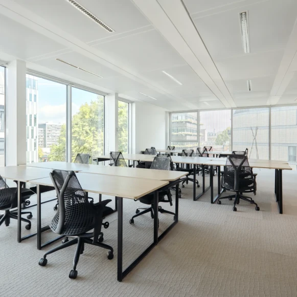 Bureau privé 25 m² 6 postes Coworking Rue du 8 Mai 1945 Clichy 92110 - photo 1