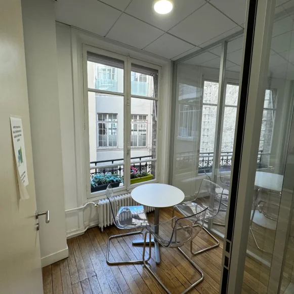 Bureau privé 14 m² 4 postes Location bureau Rue du Renard Paris 75004 - photo 3