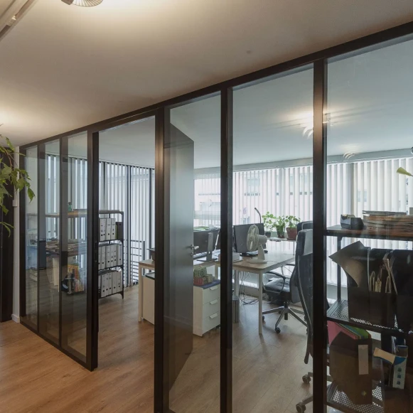 Bureau privé 14 m² 4 postes Coworking Rue Henri Chevreau Paris 75020 - photo 11