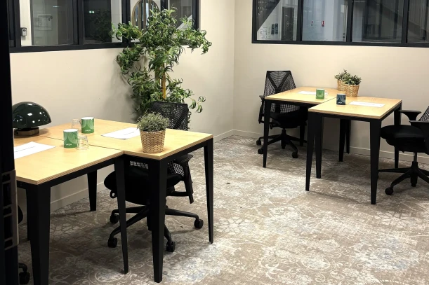 Bureau privé - 06000 - 4 postes - 1084€