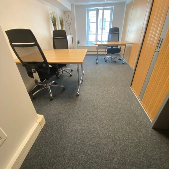 Bureau privé 17 m² 4 postes Coworking Rue des Petits Champs Paris 75001 - photo 2