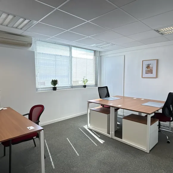 Bureau privé 18 m² 3 postes Coworking Chemin des Vernèdes Puget-sur-Argens 83480 - photo 1