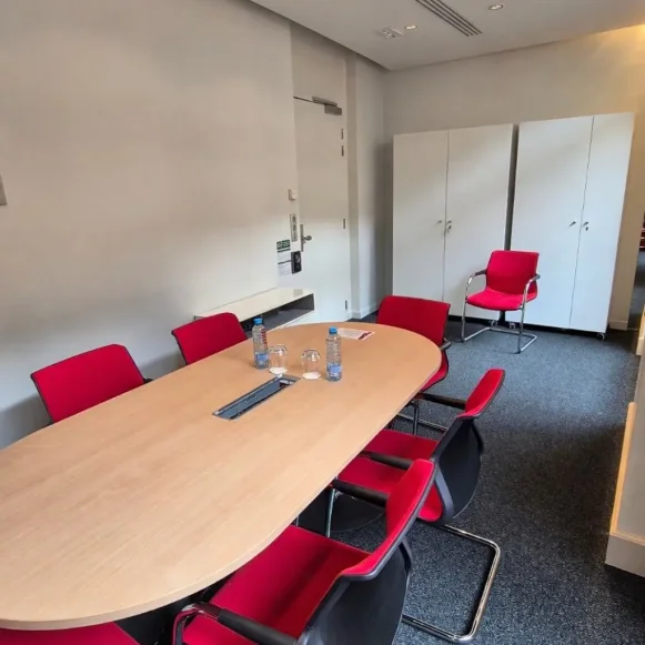 Bureau privé 19 m² 5 postes Location bureau Avenue des Champs-Élysées Paris 75008 - photo 3