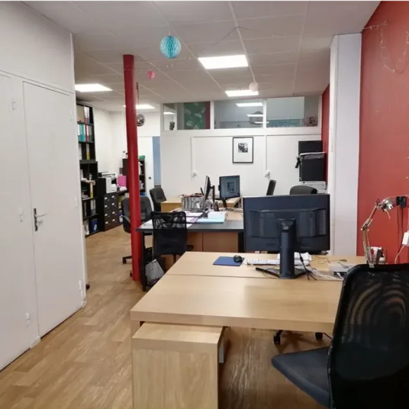 Open Space  3 postes Location bureau Impasse de la Baleine Paris 75011 - photo 1