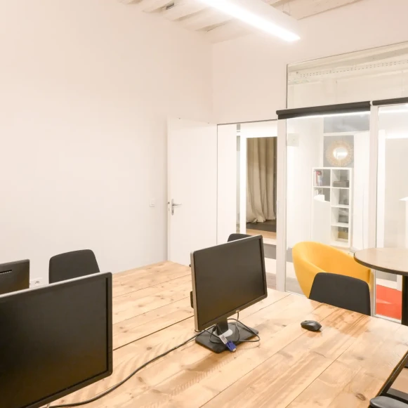 Bureau privé 16 m² 8 postes Coworking Rue du Cloître Saint-Merri Paris 75004 - photo 4