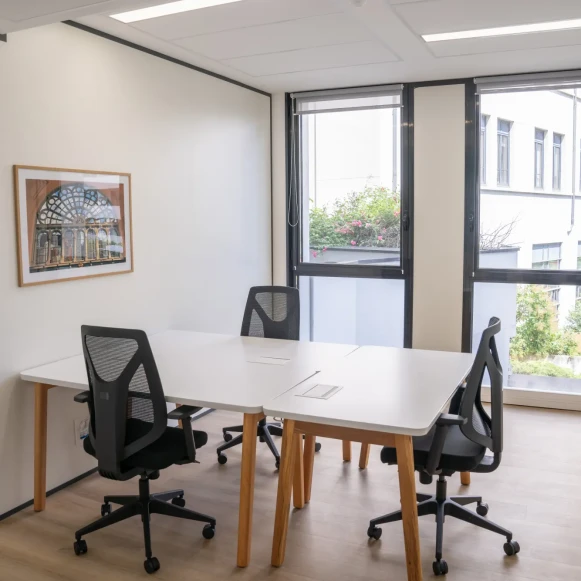 Bureau privé 14 m² 3 postes Location bureau Cours Lafayette Lyon 69006 - photo 1