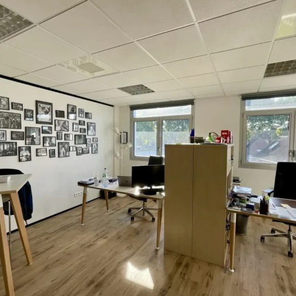 Bureau privé 25 m² 5 postes Coworking Rue de Wambrechies Marquette-lez-Lille 59520 - photo 1