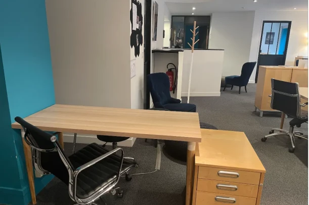 Open Space - 75010 - 5 postes - 350€