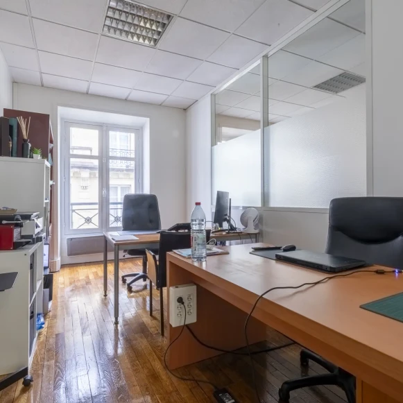 Bureau privé 20 m² 4 postes Location bureau Rue des Saussaies Paris 75008 - photo 7