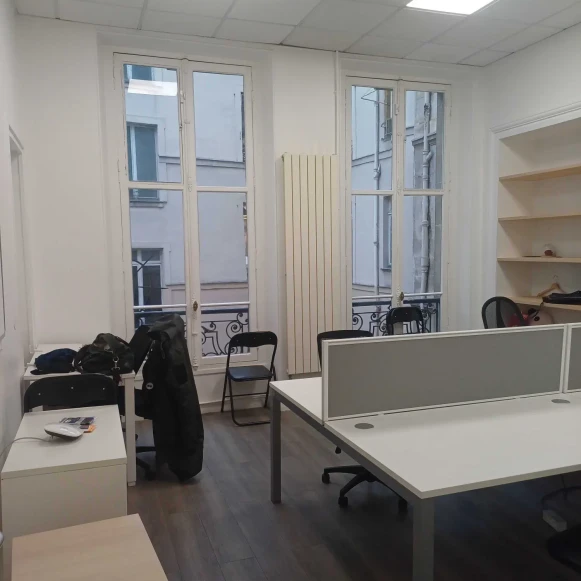 Bureau privé 18 m² 4 postes Location bureau Rue de Châteaudun Paris 75009 - photo 2