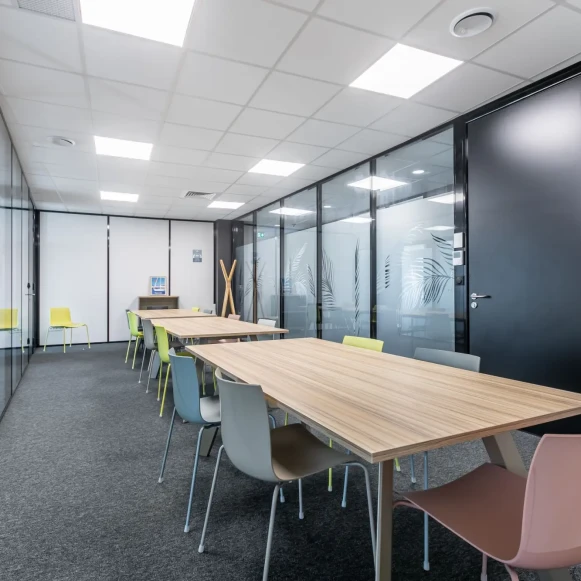 Bureau privé 28 m² 15 postes Coworking Rue des Hérons Entzheim 67960 - photo 1