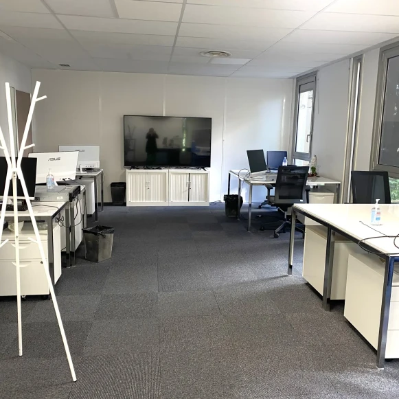 Bureau privé 51 m² 10 postes Coworking Rue des Frères Caudron Vélizy-Villacoublay 78140 - photo 1