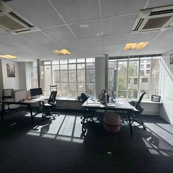 Open Space  6 postes Location bureau Rue La Fayette Paris 75010 - photo 1