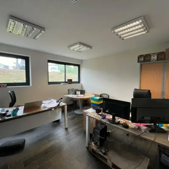 Espace indépendant 1 300 m² 80 postes Coworking Rue de la Borne Cent Gensac-la-Pallue 16130 - photo 1