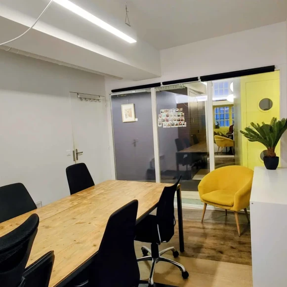 Bureau privé 12 m² 6 postes Location bureau Rue du Cloître Saint-Merri Paris 75004 - photo 4