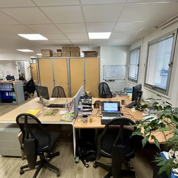 Espace indépendant 220 m² 30 postes Location bureau Rue Philippe de Girard Paris 75018 - photo 2