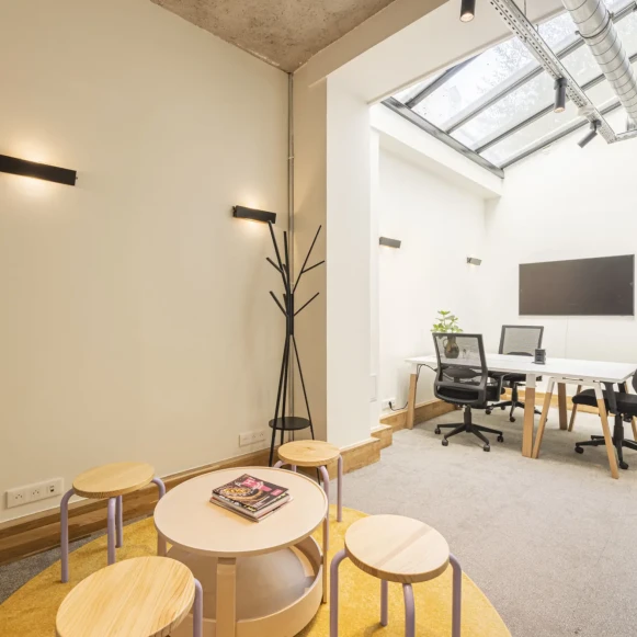 Espace indépendant 149 m² 24 postes Location bureau Rue Truffaut Paris 75017 - photo 2