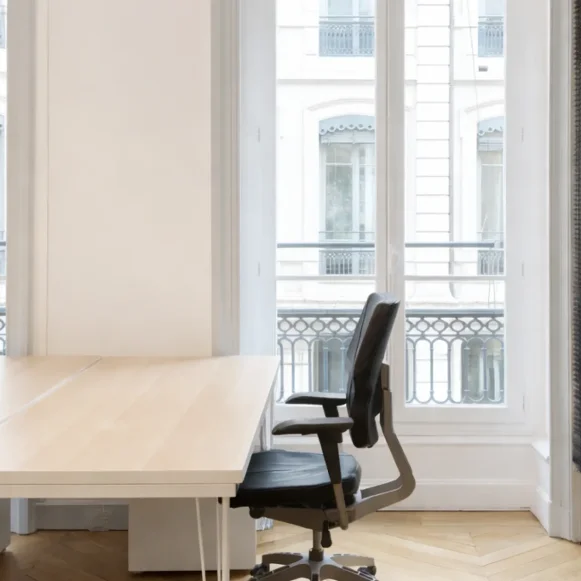 Bureau privé 16 m² 4 postes Coworking Rue d'Algérie Lyon 69001 - photo 1