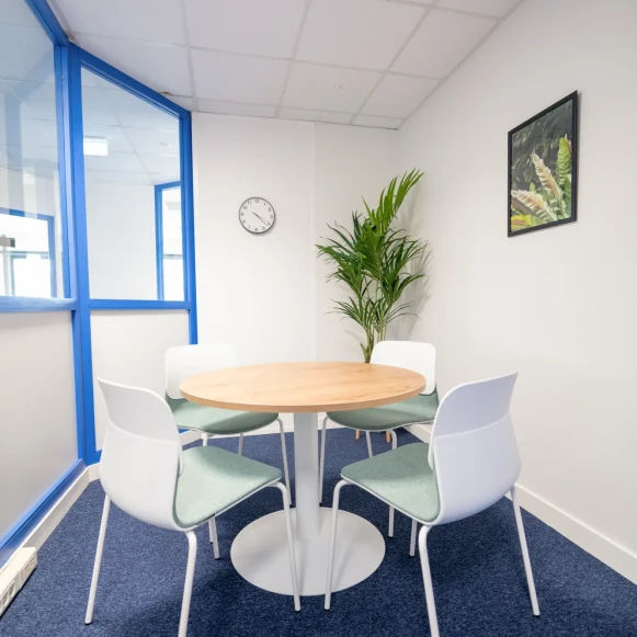 Bureau privé 14 m² 2 postes Coworking Avenue des Amethystes Nantes 44300 - photo 5