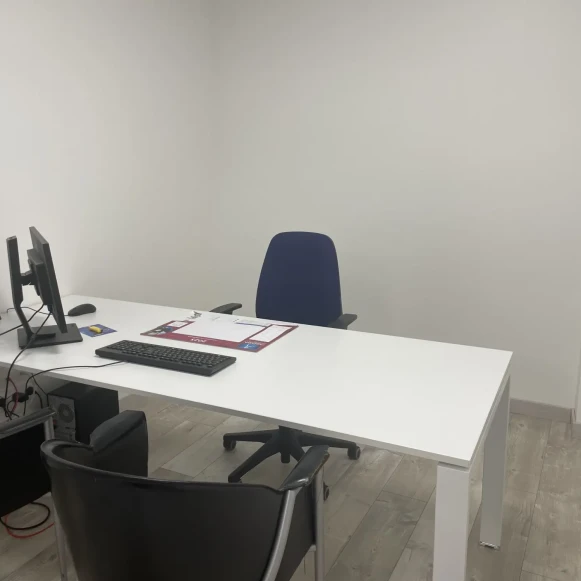 Bureau privé 7 m² 1 poste Coworking Rue d'Autun Chalon-sur-Saône 71100 - photo 2