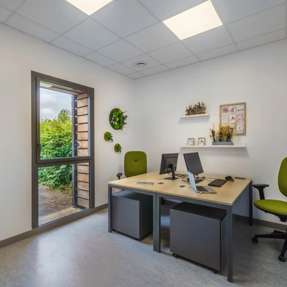 Bureau privé 15 m² 2 postes Location bureau Place Osburg Velars-sur-Ouche 21370 - photo 1