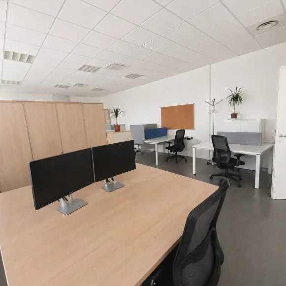 Bureau privé 125 m² 26 postes Location bureau Square Benjamin Franklin Montigny-le-Bretonneux 78180 - photo 3