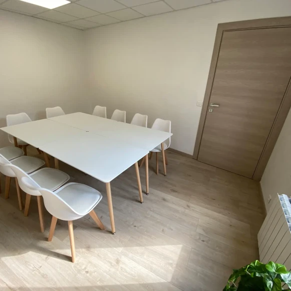 Bureau privé 12 m² 2 postes Coworking Rue des Bouchers Fismes 51170 - photo 4