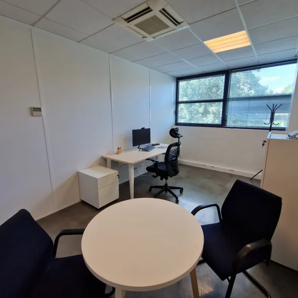 Bureau privé 12 m² 2 postes Location bureau Square Benjamin Franklin Montigny-le-Bretonneux 78180 - photo 2