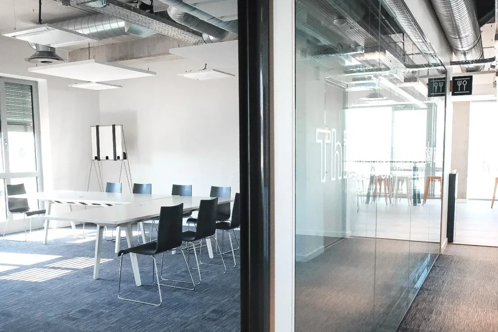 Open Space - 73290 - 4 postes - 325€