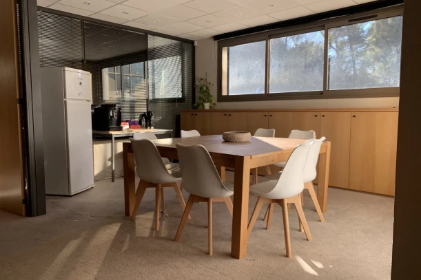 Bureau privé - 83160 - 5 postes - 1350€