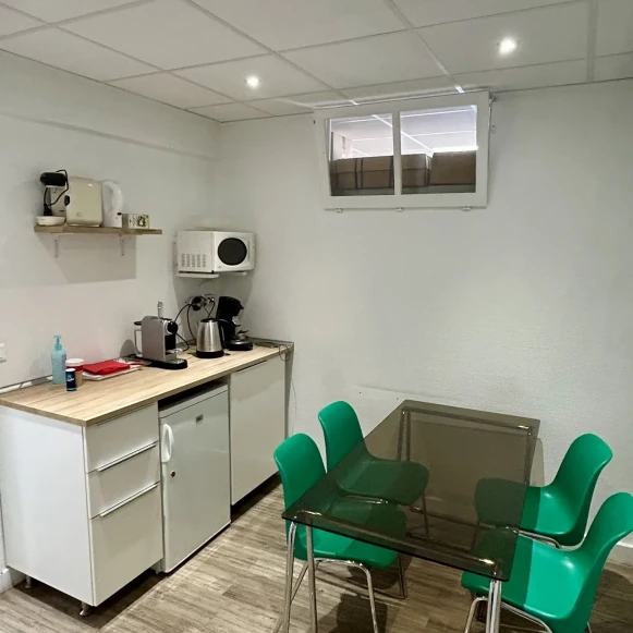 Espace indépendant 220 m² 30 postes Location bureau Rue Philippe de Girard Paris 75018 - photo 6