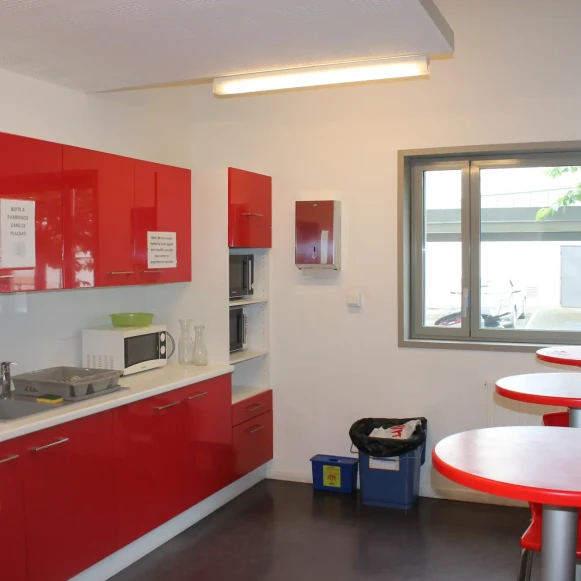 Bureau privé 12 m² 3 postes Location bureau Place de Touraine Versailles 78000 - photo 8