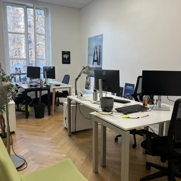 Bureau privé 16 m² 4 postes Coworking Rue Royale Paris 75008 - photo 1
