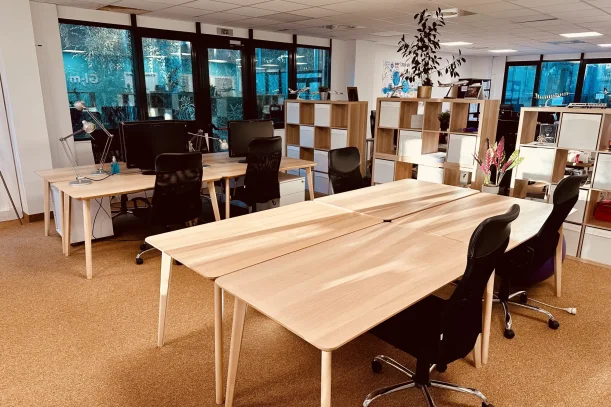Open Space - 06250 - 8 postes - 190€