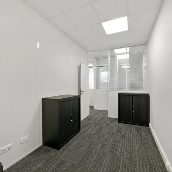 Bureau privé 17 m² 2 postes Location bureau Rue Cartier Bresson Pantin 93500 - photo 3