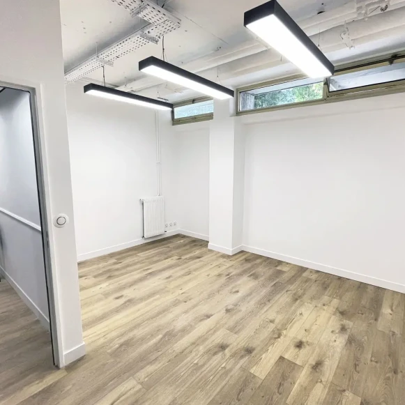 Bureau privé 15 m² 4 postes Coworking Avenue Pasteur Montreuil 93100 - photo 1