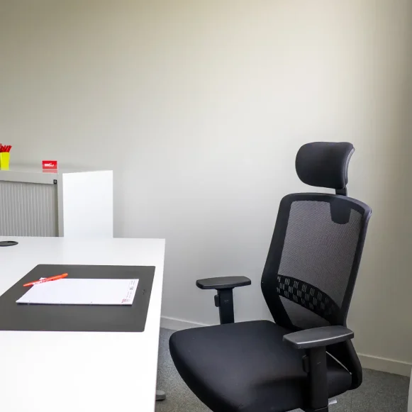 Bureau privé 11 m² 1 poste Location bureau Rue Xavier Bichat Le Mans 72000 - photo 1