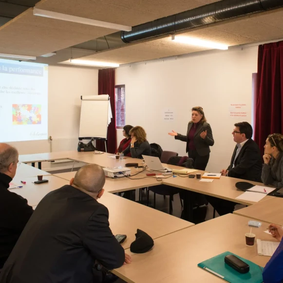 Bureau privé 12 m² 3 postes Location bureau Place de Touraine Versailles 78000 - photo 1