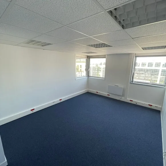 Bureau privé 20 m² 5 postes Location bureau Boulevard du Mont d'Est Noisy-le-Grand 93160 - photo 1